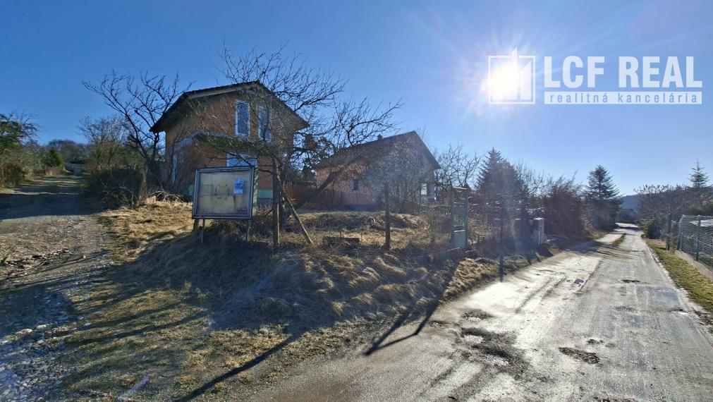 Záhrada s uzavretou hrubou stavbou chaty, Košická Nová Ves