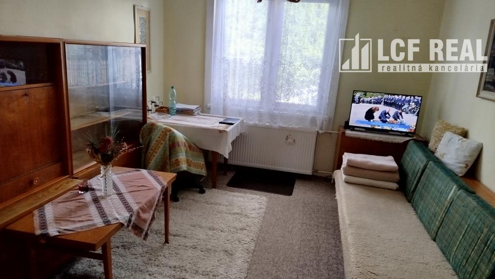 RD s garážou a pekným pozemkom vo výbornej lokalite, Revúca
