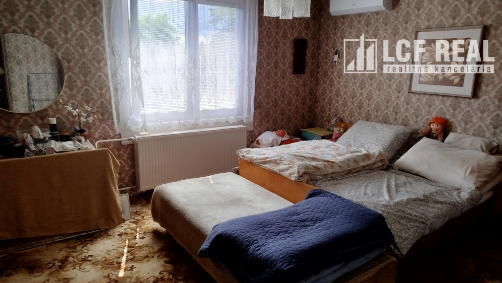 RD s garážou a pekným pozemkom vo výbornej lokalite, Revúca
