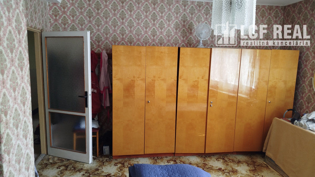 RD s garážou a pekným pozemkom vo výbornej lokalite, Revúca