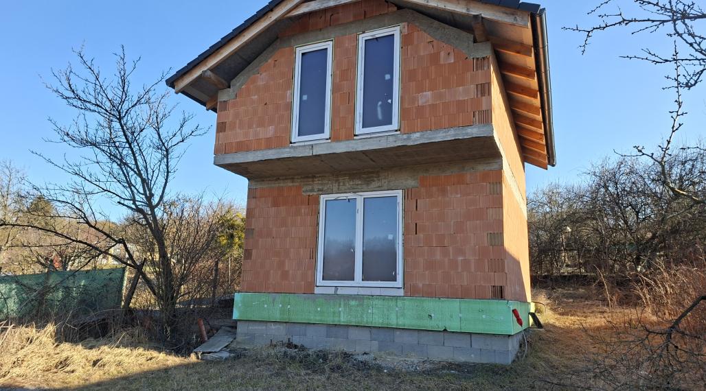 Záhrada s uzavretou hrubou stavbou chaty, Košická Nová Ves