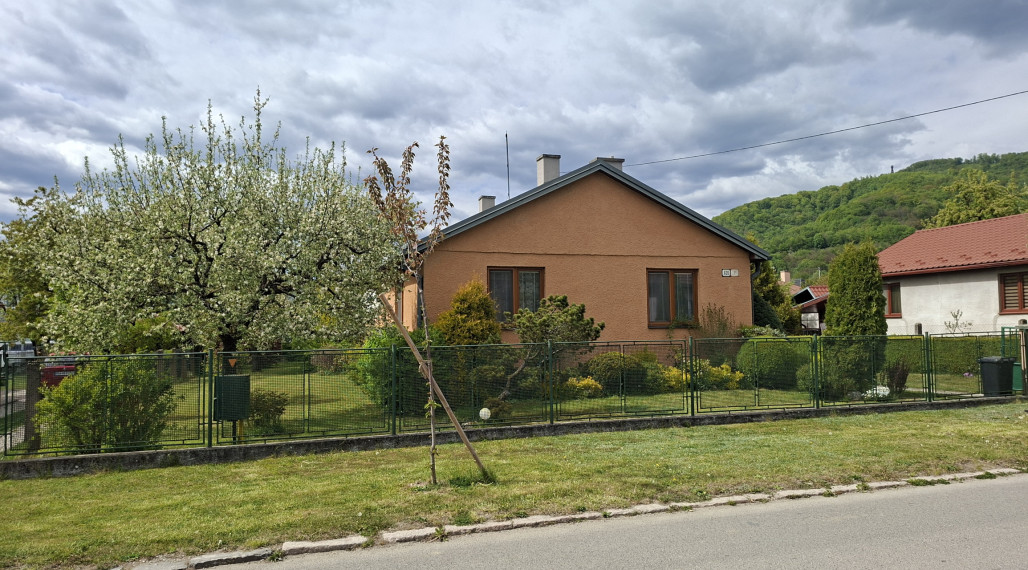 RD s garážou a pekným pozemkom vo výbornej lokalite, Revúca