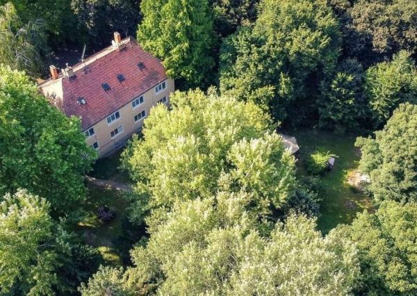 PENZIÓN S BUDOVAMI A VEĽKÝM POZEMKOM, SOMOTOR