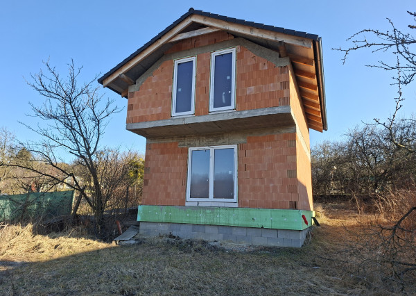 Záhrada s uzavretou hrubou stavbou chaty, Košická Nová Ves