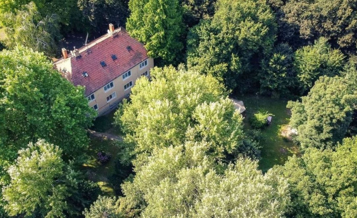PENZIÓN S BUDOVAMI A VEĽKÝM POZEMKOM, SOMOTOR