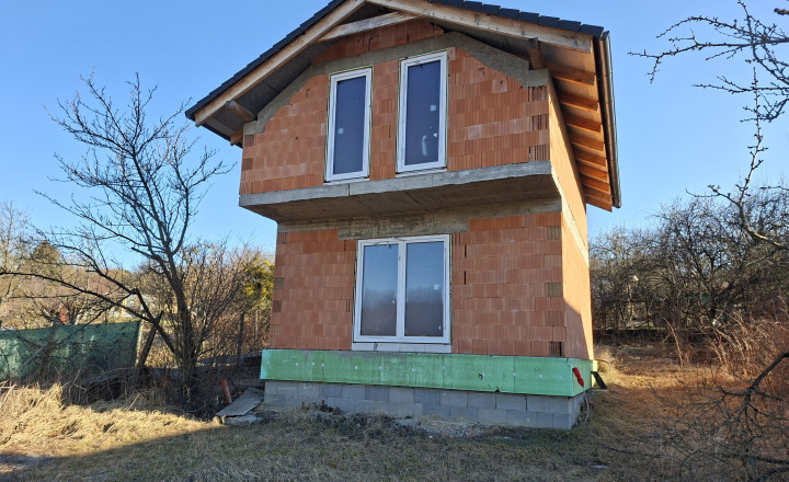 Záhrada s uzavretou hrubou stavbou chaty, Košická Nová Ves