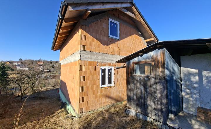 Záhrada s uzavretou hrubou stavbou chaty, Košická Nová Ves - fotografia 1