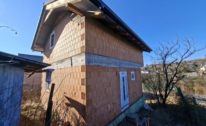 Záhrada s uzavretou hrubou stavbou chaty, Košická Nová Ves - fotografia 2