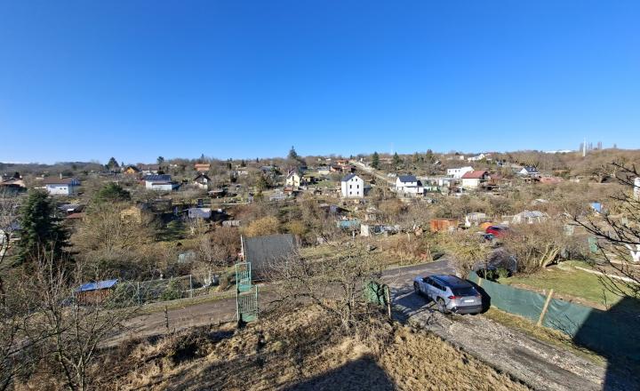 Záhrada s uzavretou hrubou stavbou chaty, Košická Nová Ves - fotografia 6