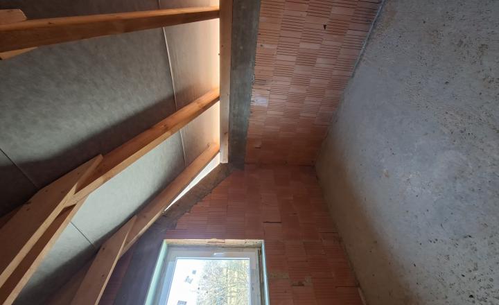 Záhrada s uzavretou hrubou stavbou chaty, Košická Nová Ves - fotografia 7