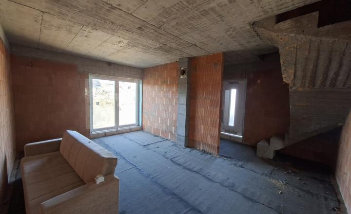Záhrada s uzavretou hrubou stavbou chaty, Košická Nová Ves - fotografia 11