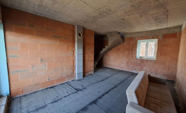 Záhrada s uzavretou hrubou stavbou chaty, Košická Nová Ves - fotografia 12