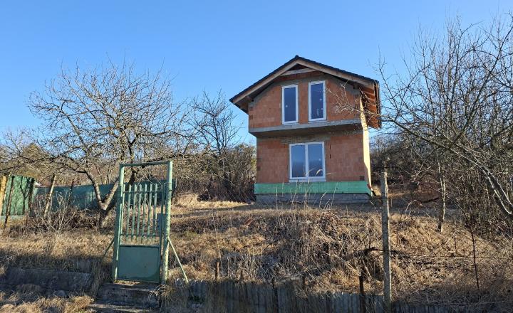 Záhrada s uzavretou hrubou stavbou chaty, Košická Nová Ves - fotografia 15