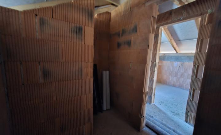 Záhrada s uzavretou hrubou stavbou chaty, Košická Nová Ves - fotografia 16