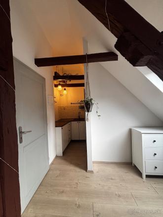 Investičný podkrovný apartmán v historickom centre, Banská Štiavnica - fotografia 1