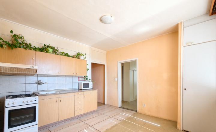 2-IZBOVÝ BYT S LOGGIOU, KOŠICE – FURČA - fotografia 1